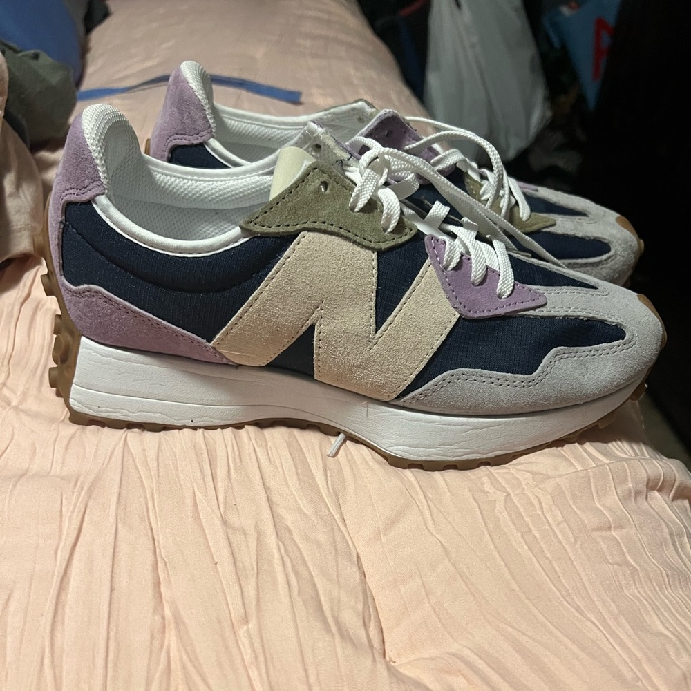 Women New Balance shoes 327 size 9 no insoles